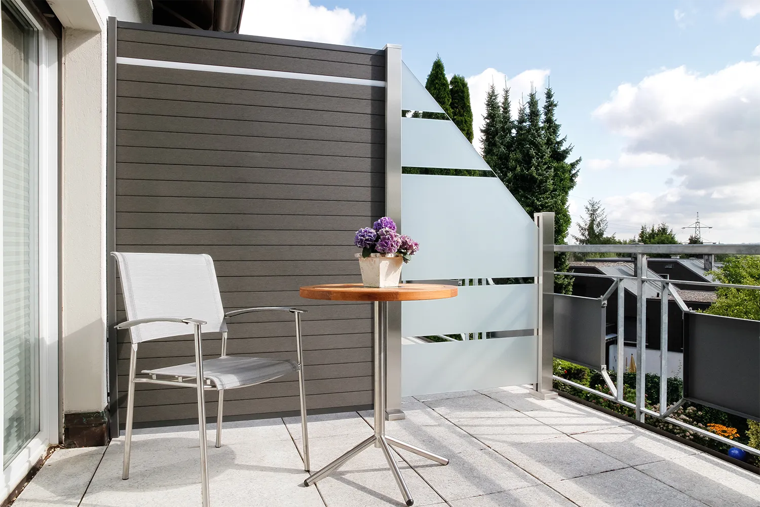 Scheiding van het terras in matglas.